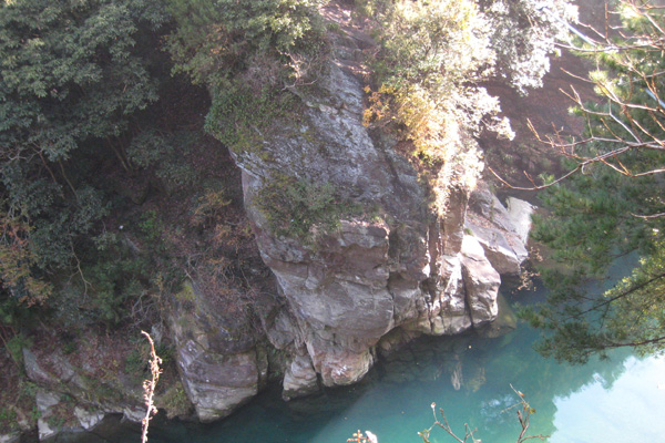 鞴橋の紅簾片岩